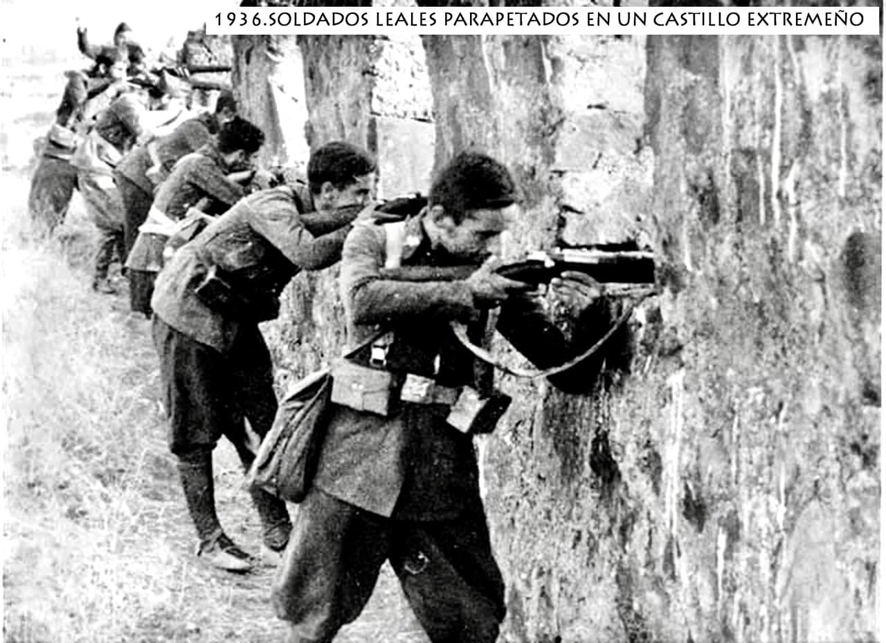 Soldados disparos de las almenas